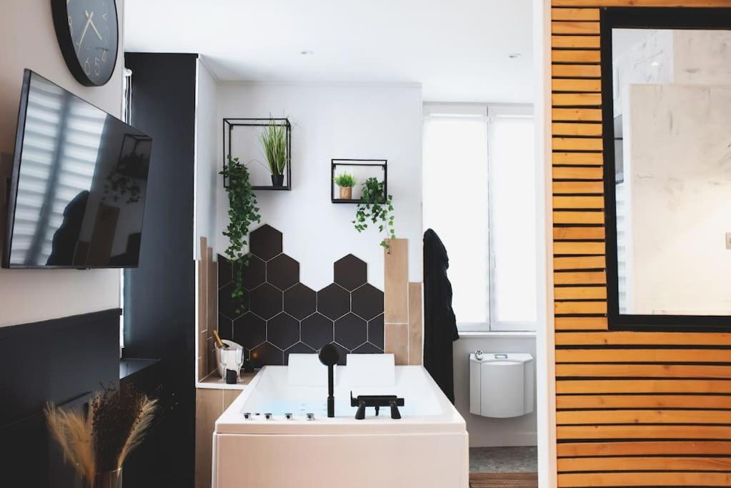 Love Room, La Douce Angevine Анже Экстерьер фото