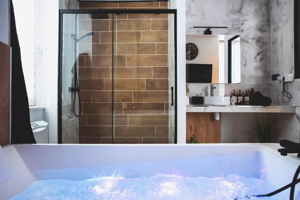 Love Room, La Douce Angevine Анже Экстерьер фото